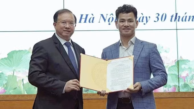 Thứ trưởng Tạ Quang Đông (trái) trao quyết định cho nghệ sĩ Xuân Bắc. Ảnh: Tình Lê