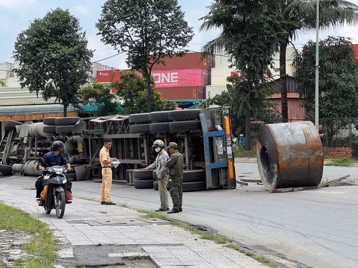 Lực lượng chức năng xử lý hiện trường.