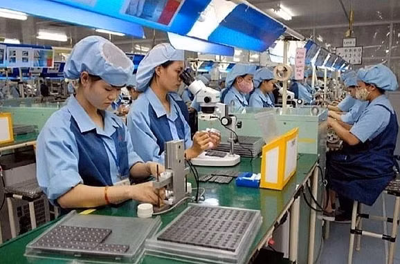 Nhập khẩu điện tử, máy tính và linh kiện dự báo đạt mốc lịch sử 100 tỷ USD. Ảnh: S.T