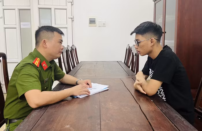 Cơ quan Công an lấy lời khai Phan Nguyễn Phước Duy, đối tượng lừa đảo chiếm đoạt tài sản qua mạng internet.