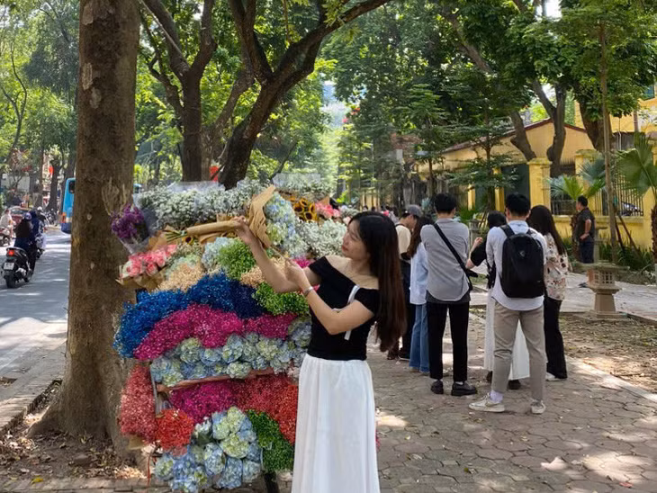 Chia sẻ với Sài Gòn Tiếp Thị, chị Thu Hương, ngụ huyện Thường Tín, chia sẻ cuối tuần chị và bạn bè tranh thủ đến phố Phan Đình Phùng để chụp ảnh, cảm nhận không khí đầu Thu. “Hôm nay thời tiết mát mẻ, trời có nắng đẹp nên mình có nhiều bức hình ưng ý”, chị Hương nói. Ảnh: Ngọc Lương