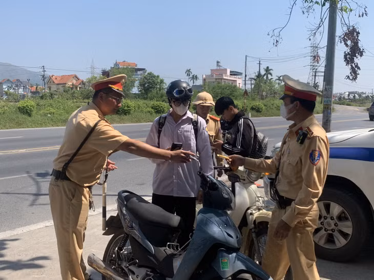 Cán bộ Đội CSGT đường bộ số 1 (Phòng CSGT, Công an tỉnh) kiểm tra học sinh tham gia giao thông trên QL18A, đoạn qua TP Uông Bí.