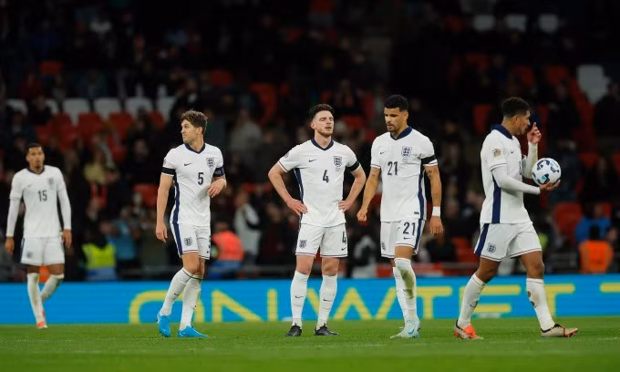 Các tuyển thủ Anh thất vọng khi tan trận thua Hy Lạp 1-2 trên sân nhà Wembley ở lượt ba bảng B2 Nations League trên sân Wembley ngày 10/10. Ảnh: Guardian