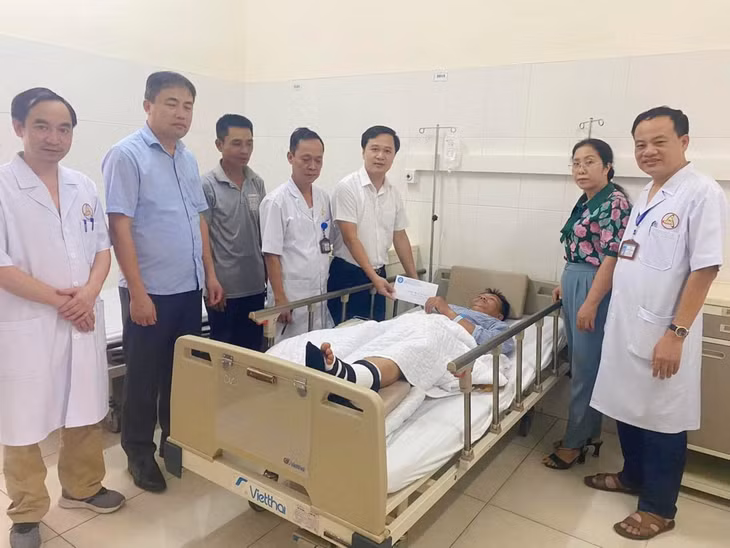 Sở Y tế và Công đoàn ngành thăm hỏi và trao hỗ trợ cho đoàn viên bị tai nạn gãy chân khi khắc phục bão tại Trung tâm Y tế TX Đông Triều.