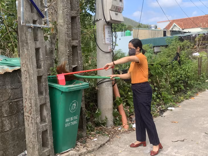 Phụ nữ xã Hạ Long luôn ý thức trong việc dọn dẹp và đổ rác đúng địa điểm để đảm bảo vệ sinh môi trường khu dân cư.
