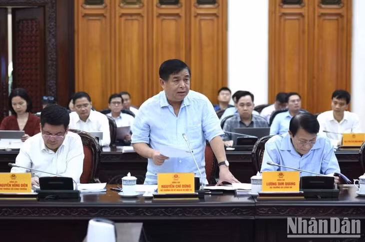 Bộ trưởng Kế hoạch và Đầu tư Nguyễn Chí Dũng phát biểu ý kiến tại cuộc họp. (Ảnh: TRẦN HẢI)