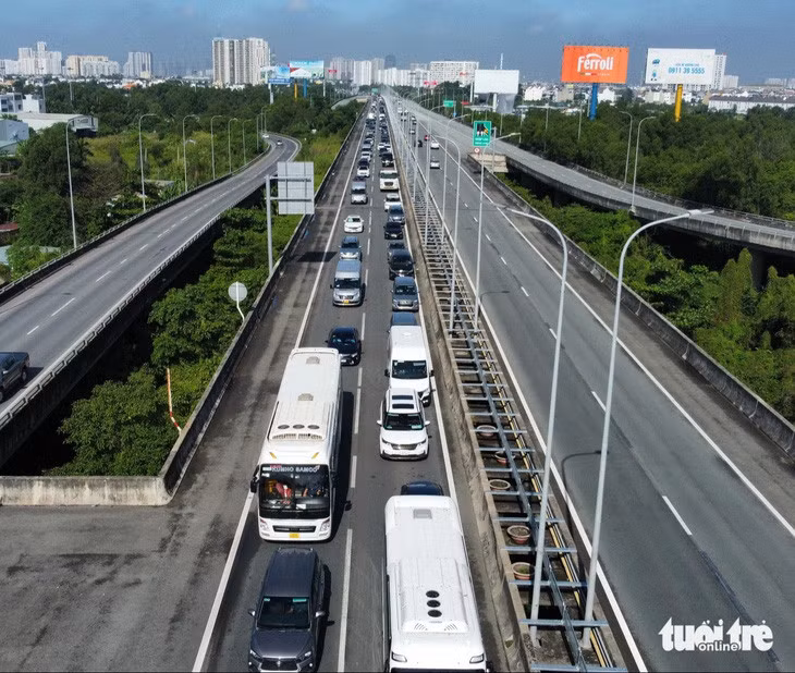 Dòng xe ùn ứ kéo dài từ nút giao An Phú đến trạm thu phí Long Phước vào sáng 9/10 - Ảnh: MINH HÒA