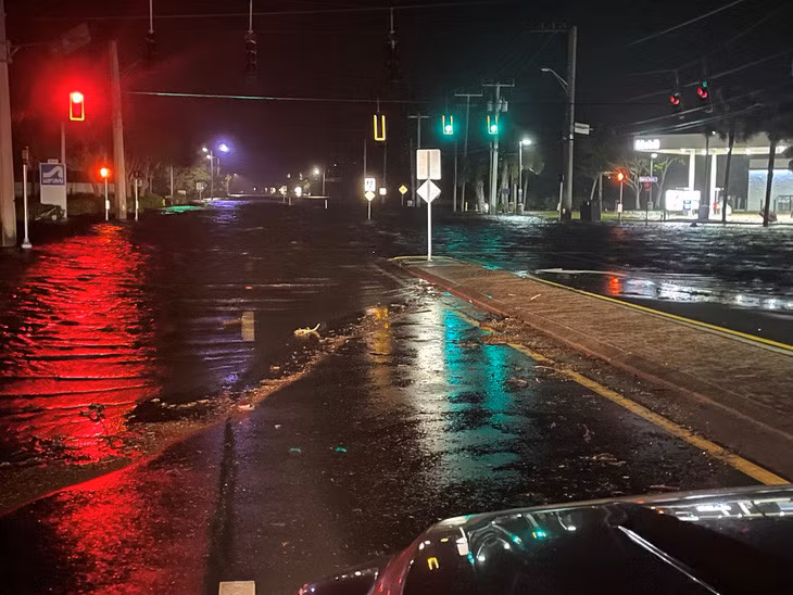 Triều cường do bão gây ngập một đoạn đường ở hạt Lee, bang Florida - Ảnh: REUTERS
