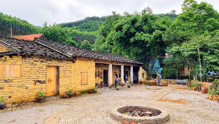 Homestay của anh Nình A Lộc ở thôn Khe Lục được cải tạo từ ngôi nhà cũ của gia đình.