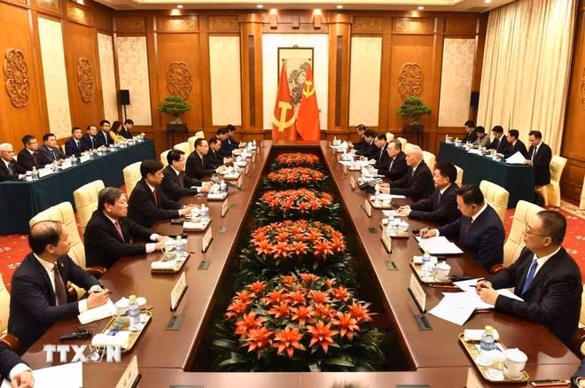 Chiều 11/10, Đoàn công tác Đảng Cộng sản Việt Nam hội đàm với đoàn đại biểu Đảng Cộng sản Trung Quốc do đồng chí Thái Kỳ - Ủy viên Thường vụ Bộ Chính trị, Bí thư Ban Bí thư Đảng Cộng sản Trung Quốc dẫn đầu. (Ảnh: Thành Dương/TTXVN)