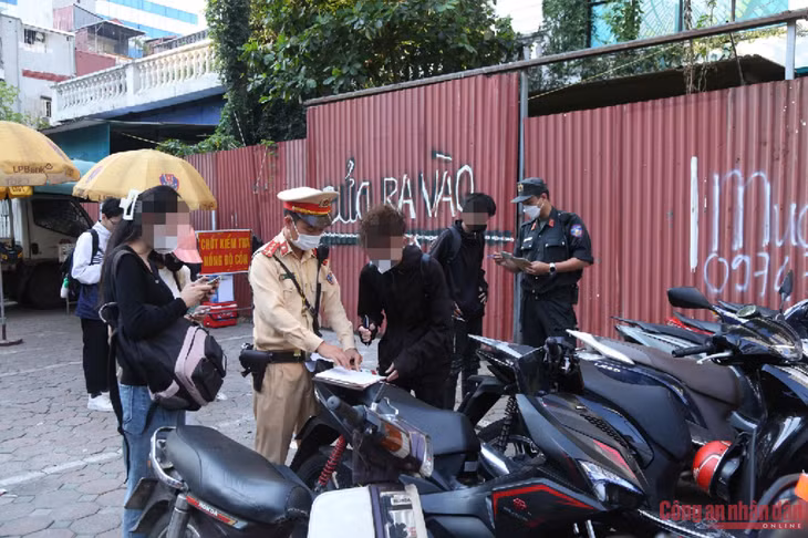 Rất nhiều học sinh bị xử lý do vi phạm giao thông trong sáng 8/10.