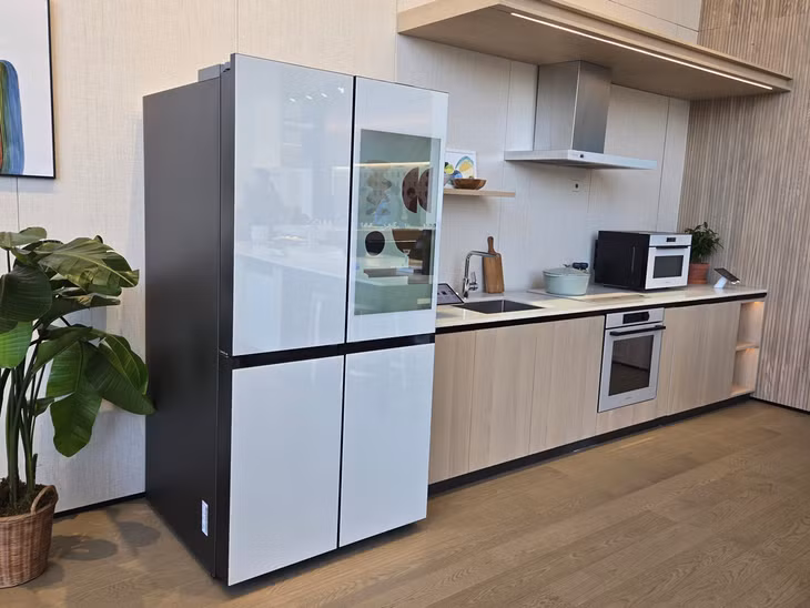 Tủ lạnh Bespoke Family Hub mới ra mắt tại IFA 2024 cũng đã có hàng mẫu tại Việt Nam nhưng chưa có giá.