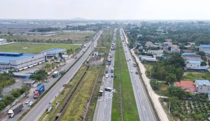 Hiện trường vụ việc xe tải mất lái đâm xe quân sự, đường cao tốc Hà Nội - Thái Nguyên đang ách tắc cục bộ. Ảnh FB.