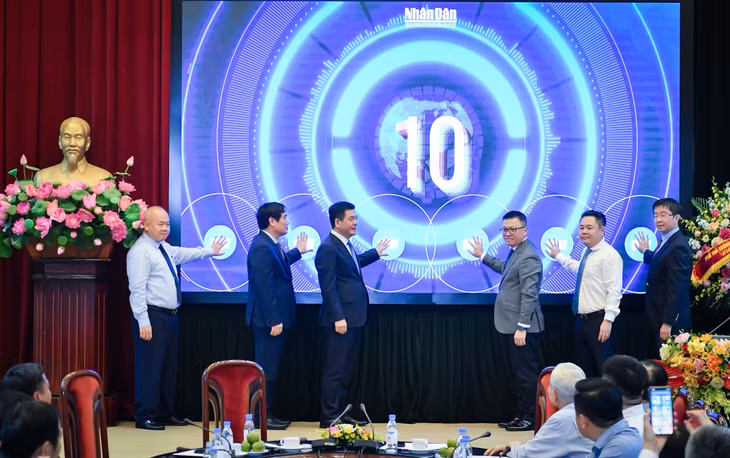Các đại biểu thực hiện nghi thức khai trương chuyên trang Thương hiệu quốc gia. (Ảnh: THÀNH ĐẠT)