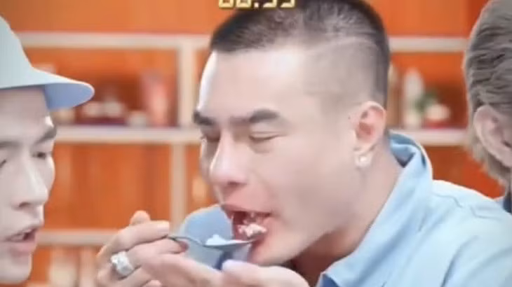 Hành động phản cảm trong phiên livestream - Ảnh chụp màn hình