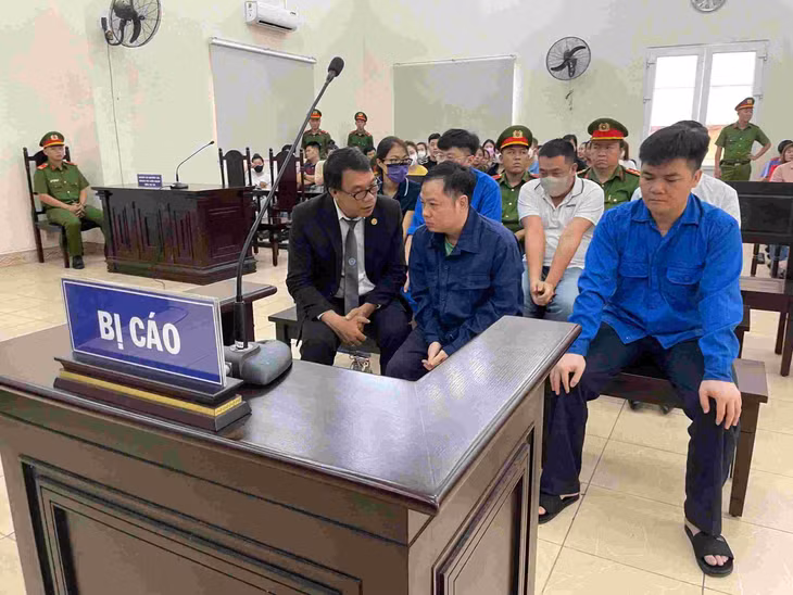 Các bị cáo tại phiên tòa xét xử. Ảnh: Đình Trọng