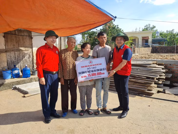 TW Hội CTĐ Việt Nam hỗ trợ 2 hộ gia đình ông Phạm Văn Sửu và ông Bùi Văn Hường số tiền 15 triệu/hộ để sửa chữa, xây dựng nhà ở sau bão.