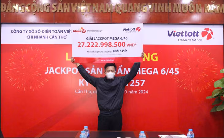 Anh T.V.Đ chỉ đeo khẩu trang lên nhận giải. Ảnh: Vietlott