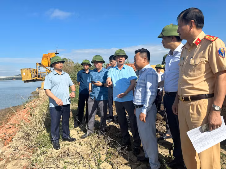Đoàn giám sát của HĐND tỉnh khảo sát tại bến thủy nội địa Viglacera Đông Triều.