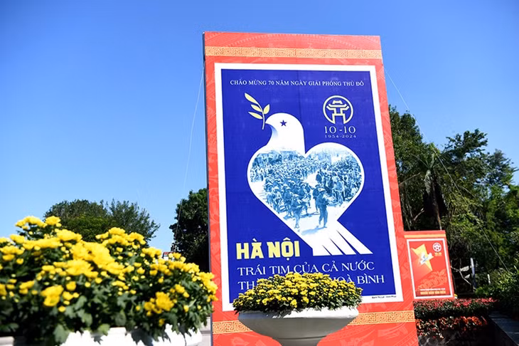 Những tuyến phố chính, công viên, quảng trường trang trí rực rỡ với cờ hoa, pano, băng rôn tạo nên không gian tràn đầy sắc màu rực rỡ và khí thế hào hùng.