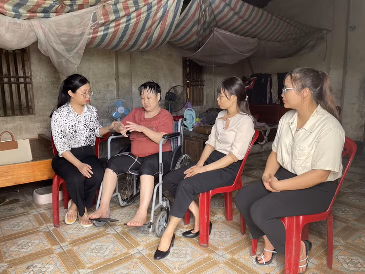 Chị Voòng Tài Múi (người khuyết tật có hoàn cảnh khó khăn thuộc xã Dực Yên, huyện Đầm Hà) rất vui khi biết tỉnh sẽ nâng mức hỗ trợ cho các đối tượng bảo trợ.