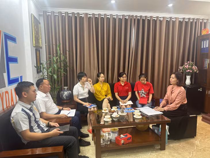 Bí thư Đảng ủy KCN Cái Lân trao đổi công tác phát triển đảng viên với Chi bộ Công ty CP Thương mại Bia Sài Gòn Đông Bắc.