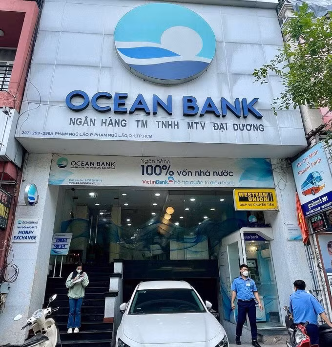 Biển hiệu ngân hàng OceanBank sáng 17/10. Ảnh: Quỳnh Trang