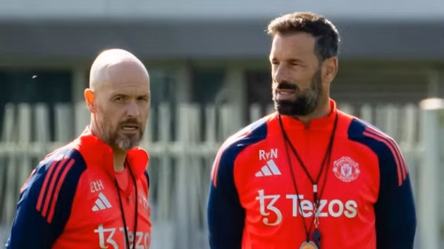 Sự trượng nghĩa của Van Gol với Erik ten Hag.