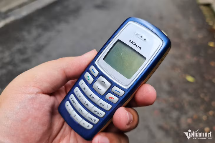 Tin lời rao bán điện thoại 4G giá siêu rẻ, chỉ 200.000 – 300.000 đồng, một số khách hàng đã bị lừa mua phải điện thoại “cục gạch” 2G. Ảnh: Mạnh Hưng
