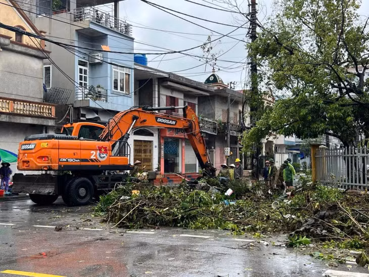 Công ty Than Cao Sơn huy động xe cẩu, máy xúc, ô tô tải cùng cán bộ, công nhân, ĐVTN giúp phường Cẩm Sơn thu dọn, VSMT
