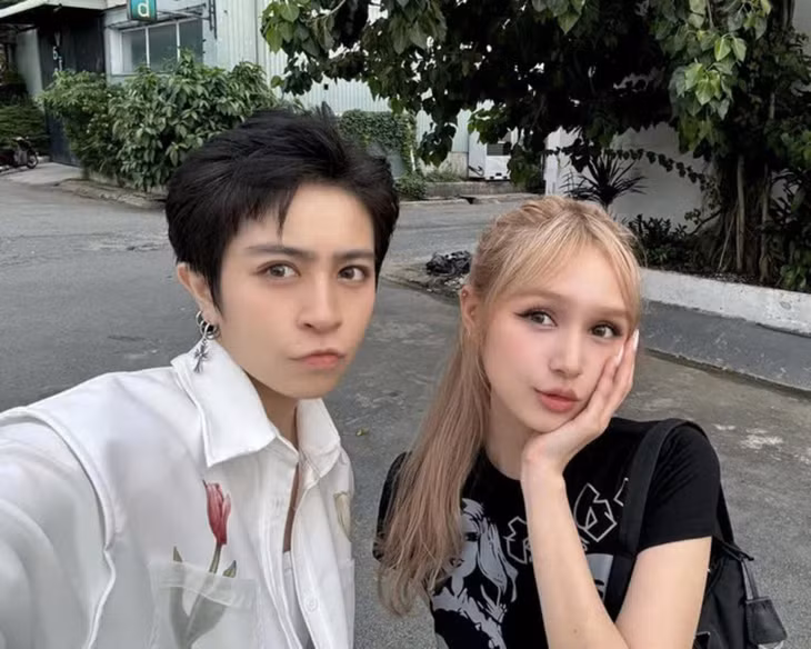 Trong phiên livestream ngày 30/9, Xoài Non bị nói xấu về chuyện tình cảm với Gil Lê do nhân viên quên tắt mic. Gil Lê đã động viên và hôn tay bạn gái tin đồn, nói: “Mấy cái tiêu cực đó mình kệ, mọi người cho qua đi, không sao đâu".