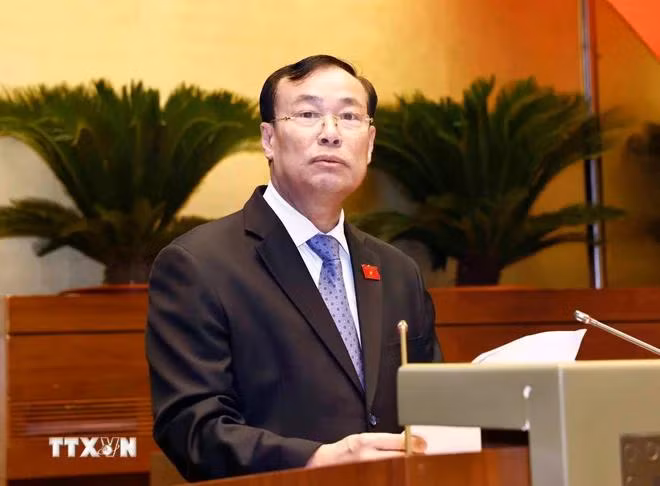Chủ nhiệm Ủy ban Quốc phòng và An ninh của Quốc hội Lê Tấn Tới trình bày Báo cáo thẩm tra dự án Luật Dữ liệu. (Ảnh: Doãn Tấn/TTXVN)