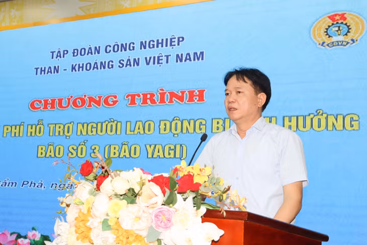 Bí thư Đảng ủy, Giám đốc Công ty Than Hạ Long Nguyễn Đình Thịnh phát biểu tại chương trình hỗ trợ.