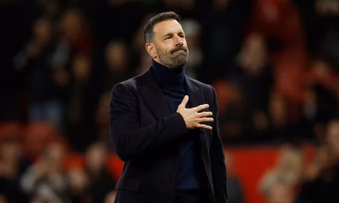 Quyền HLV Van Nistelrooy tri ân khán giả sau hiệu còi mãn cuộc. Ảnh: Reuters
