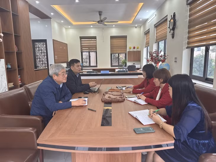 Lãnh đạo Đảng ủy Các đơn vị kinh tế tư nhân TP Cẩm Phả hướng dẫn Chi bộ Công ty TNHH Dịch vụ bất động sản Đại Phúc thực hiện quy định của Đảng.