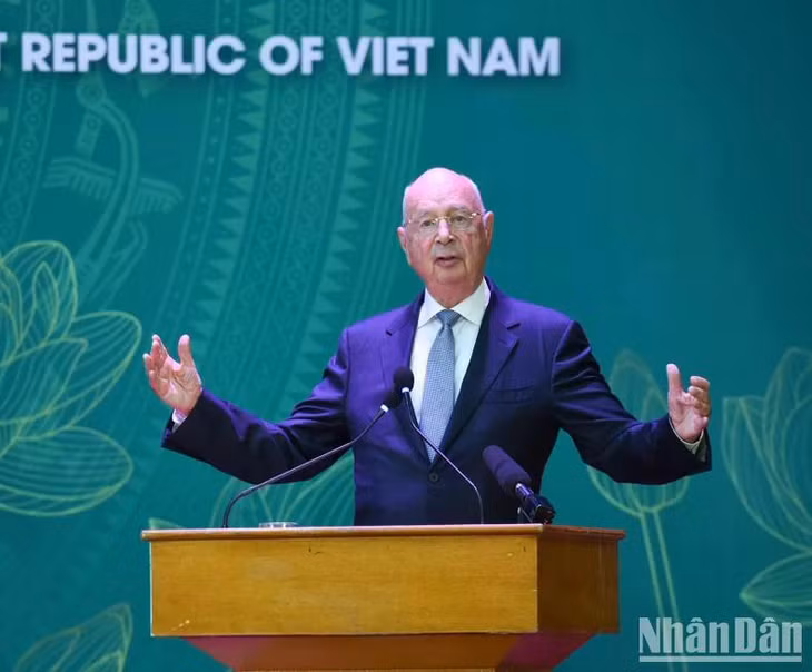 Giáo sư Klaus Schwab phát biểu tại buổi giao lưu. (Ảnh: Trần Hải)