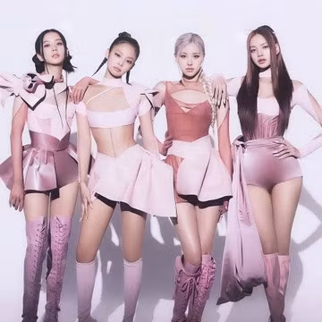 Fan BlackPink và fan BTS liên tục có những bài viết công kích thần tượng của đối phương. Ảnh: YG Entertainment.