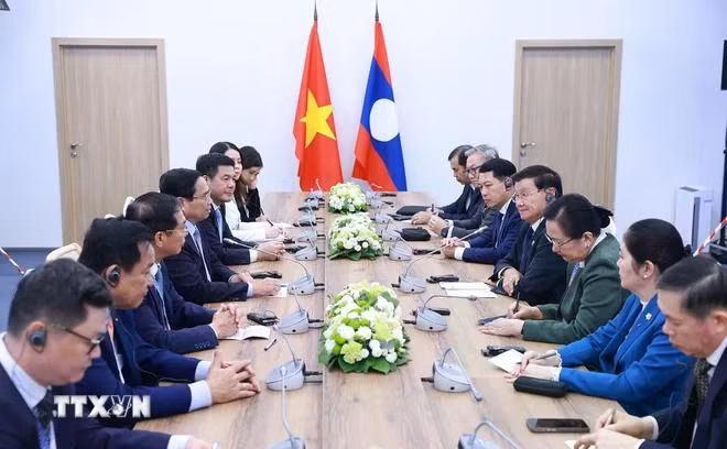 Thủ tướng Phạm Minh Chính gặp Tổng Bí thư, Chủ tịch nước Lào Thongloun Sisoulith. (Ảnh: Dương Giang/TTXVN)