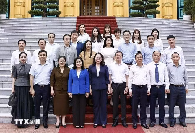 Phó Chủ tịch nước Võ Thị Ánh Xuân chụp ảnh chung với các đại biểu. (Ảnh: Doãn Tấn/TTXVN)