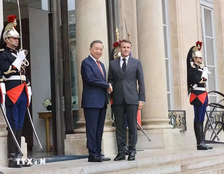 Tổng thống Pháp Emmanuel Macron đón Tổng Bí thư, Chủ tịch nước Tô Lâm. (Ảnh: Trí Dũng/TTXVN)