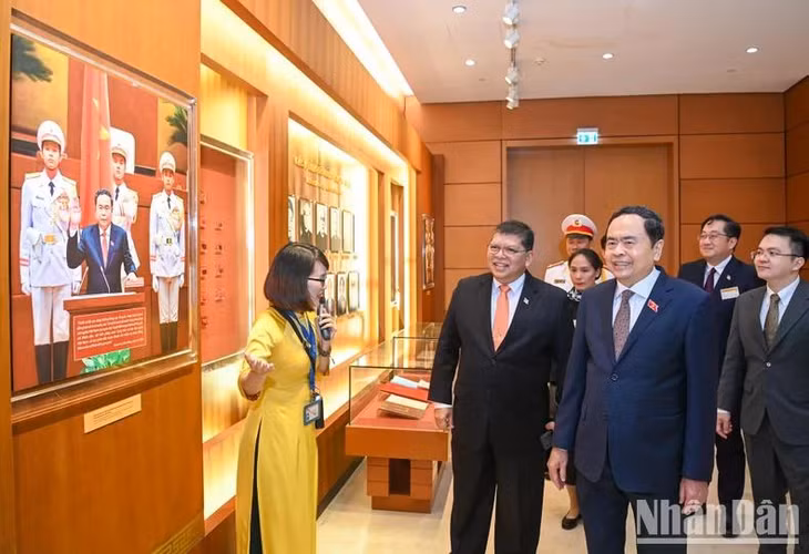 Chủ tịch Hạ viện Malaysia Tan Sri Dato’ Johari Bin Abdul cùng các đại biểu tham quan Phòng truyền thống Quốc hội Việt Nam. (Ảnh: Duy Linh)