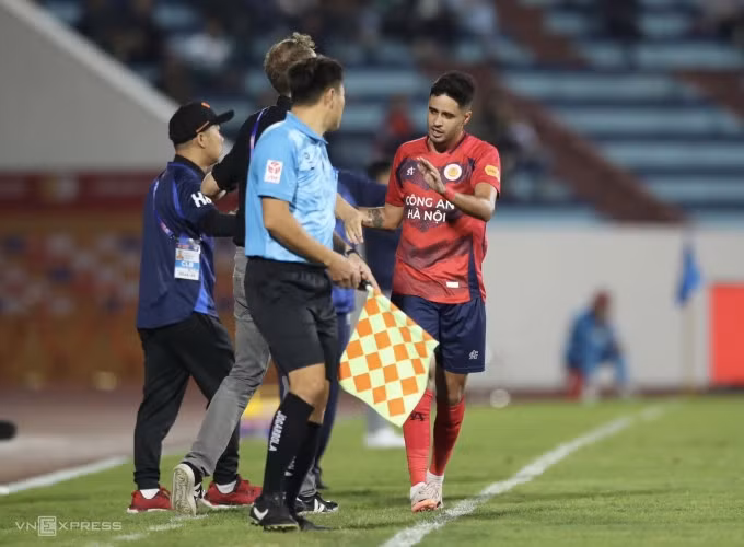 Leonardo Artur in dấu giày vào ba bàn thắng giúp Công an Hà Nội thắng Nam Định 3-0 ở vòng năm V-League 2024-2025. Ảnh: Lâm Thỏa