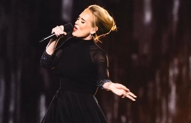 Adele trong show diễn ở Munich. Ảnh: @adele.