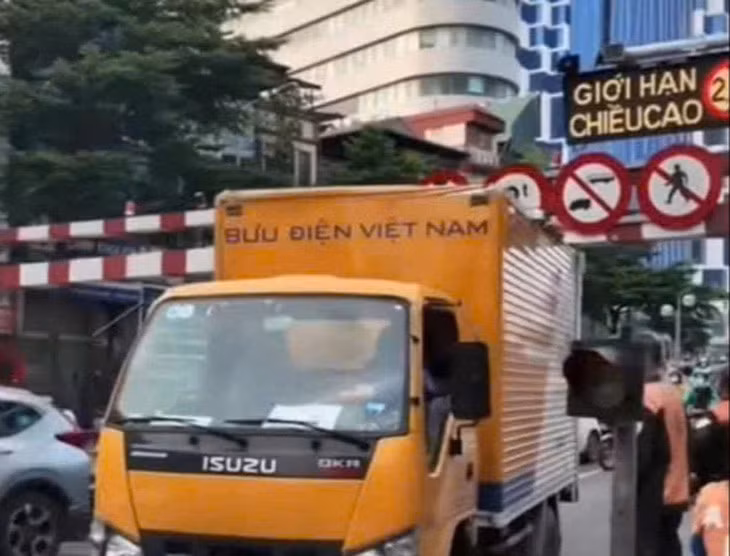 Chiếc xe đi lên cầu vượt, mắc vào thanh giới hạn chiều cao - Ảnh: Công an cung cấp