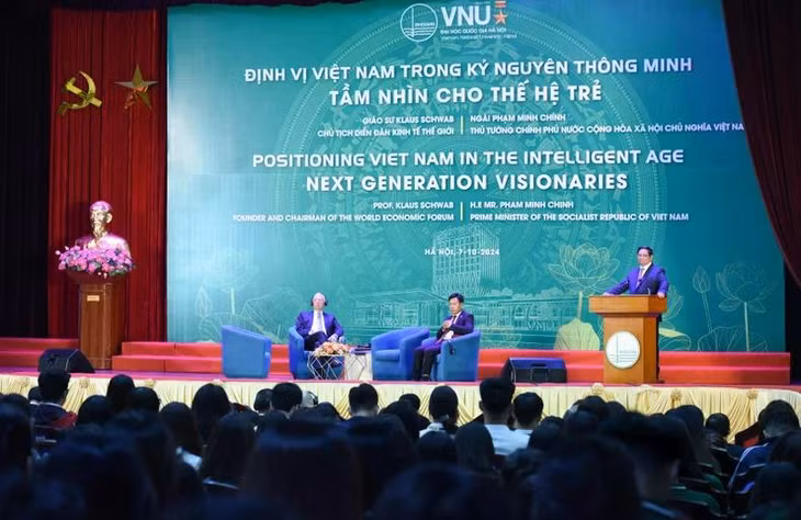 Thủ tướng Phạm Minh Chính và Giáo sư Klaus Schwab - Nhà sáng lập kiêm Chủ tịch của WEF tại buổi giao lưu với sinh viên. (Ảnh: Trần Hải)