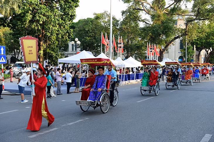 Những hoạt động nghệ thuật, biểu diễn, triển lãm cùng tạo nên không khí trang trọng, sôi động, thấm đẫm tinh thần tự hào dân tộc, gắn kết người dân với nhau qua niềm vui chung về sự phát triển của Thủ đô và đất nước.