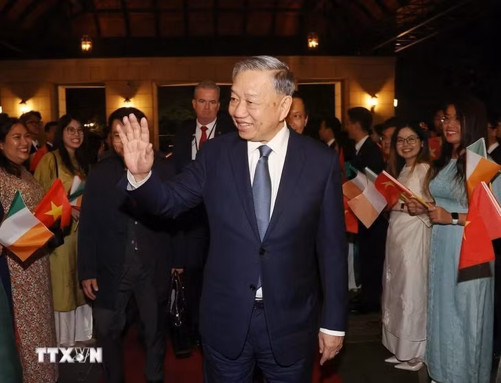 Cán bộ, nhân viên Đại sứ quán và sinh viên Việt Nam đón Tổng Bí thư, Chủ tịch nước Tô Lâm. (Ảnh: Trí Dũng/TTXVN)
