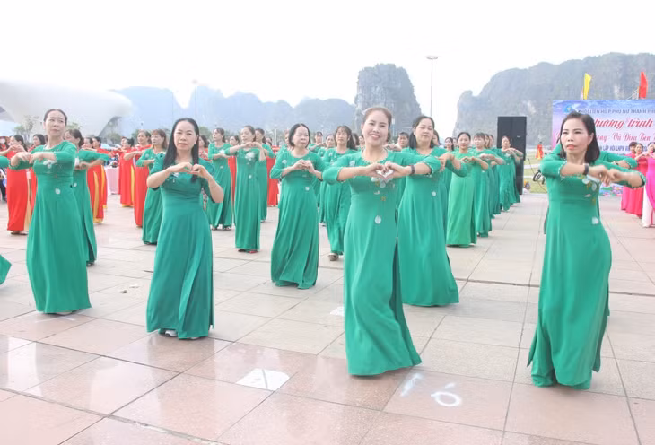 Những bài dân vũ biểu diễn tại chương trình được các câu lạc bộ, nhóm nhảy dành thời gian tập luyện thường xuyên.
