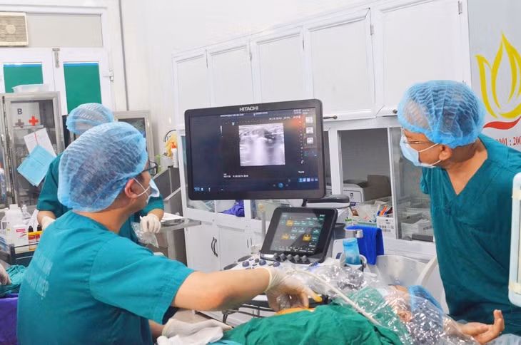 Các bác sĩ Bệnh viện Bãi Cháy thực hiện kỹ thuật cắt hút chân không bằng kim lớn không (VABB) cho người bệnh có u tuyến vú lành tính.