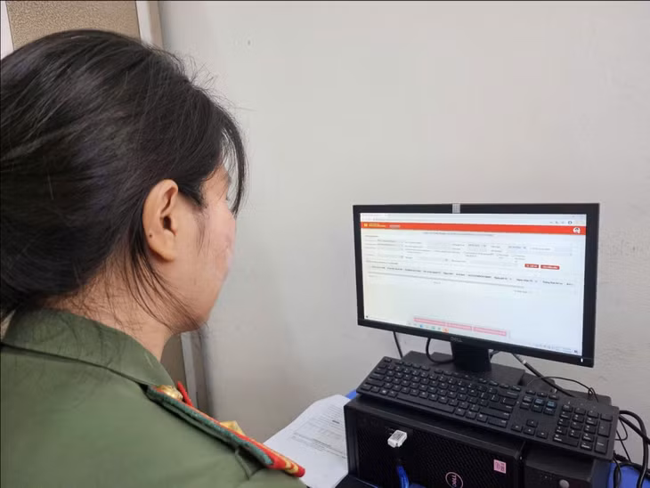 Cán bộ phòng Hồ sơ tra cứu thông tin phục vụ cấp phiếu lý lịch tư pháp qua phần mềm VneID.